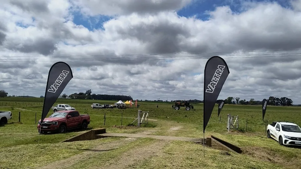 Valtra presentó en Tandil su tecnología de pulverización inteligente con una demostración a campo